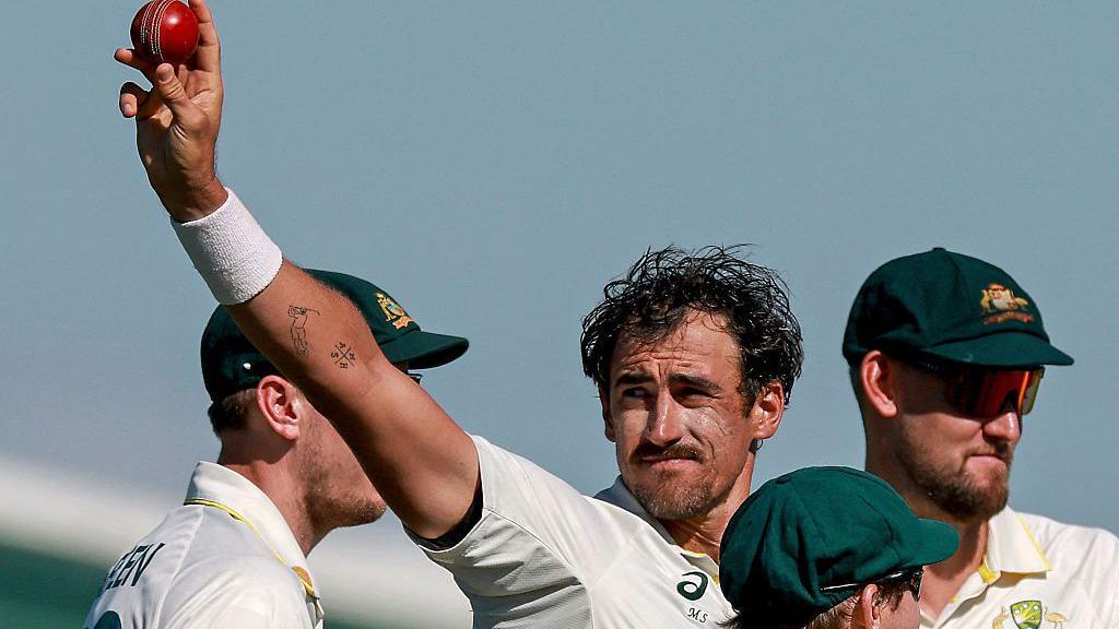 澳大利亚在第二场测试赛中大胜孟加拉国，斯塔克拿下10个 wickets